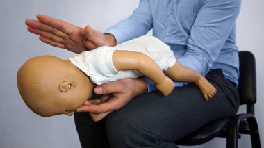 Tıbbi eğitim temel yaşam desteği sırasında kukla bir simülasyon manken bebek darbeler (Heimlich manevrası veya Heimlich manevrası) geri