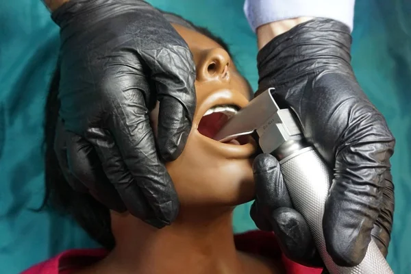 Anesthesiologist Dalam Sarung Tangan Hitam Melakukan Intubasi Orotrakea Pada Boneka Stok Gambar Bebas Royalti