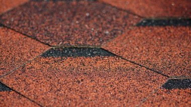 Asfalt asfalt Zona fotoğraf. Asfalt çatı Zona arka plan üzerinde görünümü kapatın. Zona hastalığı - çatı inşaat, onarım çatı kaplama çatı.