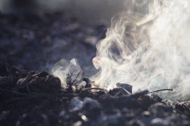 Duman ve şenlik ateşi külleri uzun pozlama. yakın çekim makro.