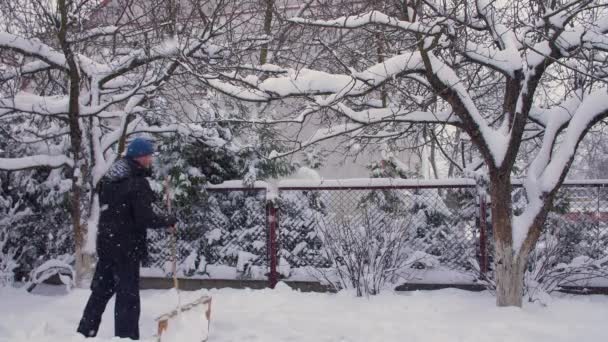 Egy lapáttal a hóeltakarítás — Stock videók