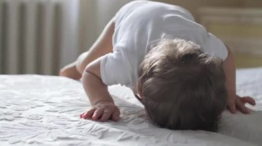 Çocuk, ilk kez, yataktan dışarı.