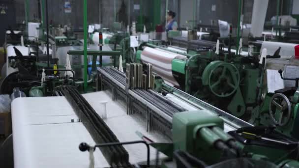 Fabricação de tecidos em máquinas de tecelagem . — Vídeo de Stock