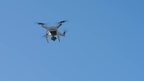 Quadcopter gökyüzüne uçmaya başlar — Stok video