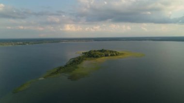 Svityaz Gölü'ndeki ada, Ukrayna. Shatsky Ulusal Doğa Parkı.