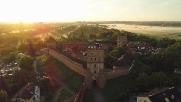 Historyczna część Łucku jest widok na zamek Lubart. — Wideo stockowe