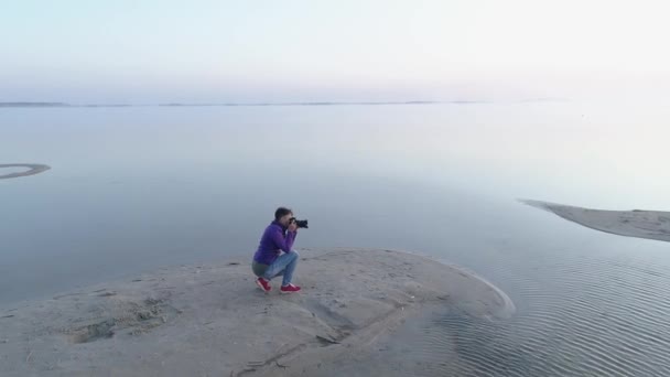 Női fotós fényképek a tó és napkelte. — Stock videók