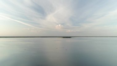 Ukrayna 'daki Svityaz Gölü üzerinden uçuş.
