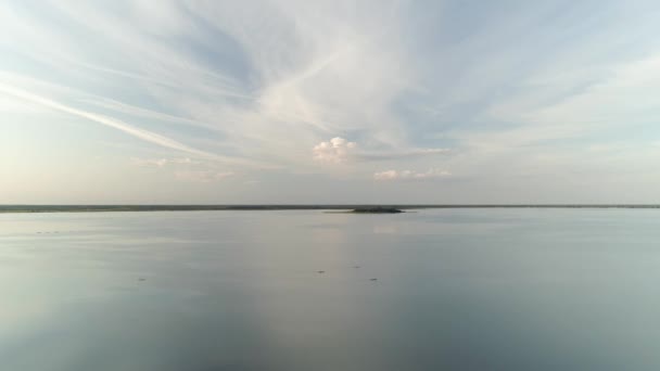 Vlucht over het meer van Svityaz in Oekraïne. — Stockvideo