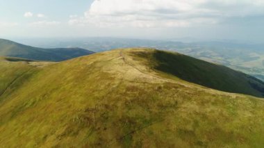 Gemba Dağı 'nın tepesine uçuş. Ukrayna. Ukrayna Karpat Dağları