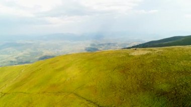 Gemba Dağı 'nın yamacında bir motosikletçi hareket ediyor..