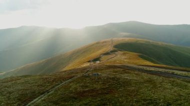 Araba turistleri Gemba Dağı 'nın off-road tepesine götürüyor..