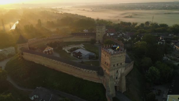 La parte histórica de Lutsk es una vista del castillo de Lubart. Vista aérea. — Vídeo de stock