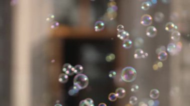 Sabun köpükleri havada kaotik bir şekilde hareket eder..
