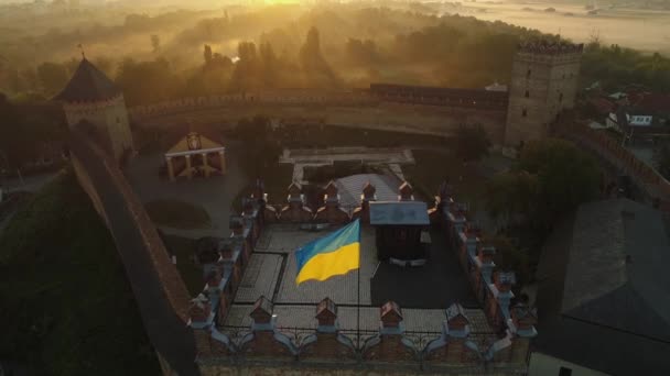 悬挂乌克兰国旗的卢茨克城堡主塔的空中景观. — 图库视频影像