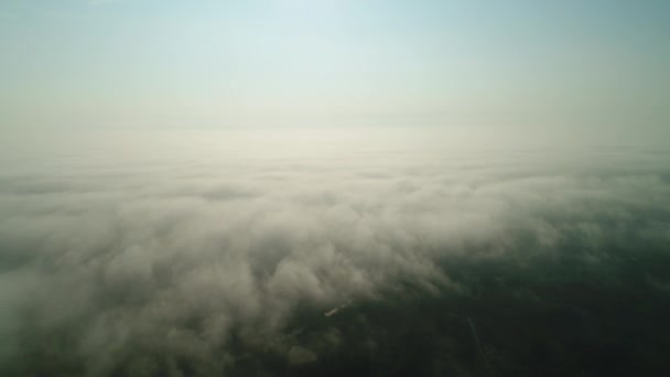 Lot nad mgłą, która zamienia się w chmury. — Wideo stockowe