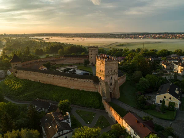 Lutsk 'un tarihi kısmı Lubart Kalesi' nin manzarasıdır. Hava görünümü.