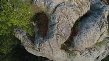 Kamerayı Dovbush kayasına dikey olarak kaldırmak.