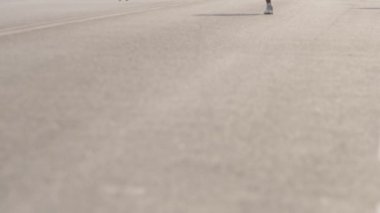 Asfaltta koşarken atletlerin hızlı hareketleri..