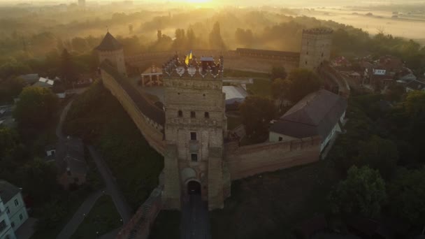 Το ιστορικό μέρος του Lutsk είναι μια άποψη του κάστρου Lubart. Αεροφωτογραφία. — Αρχείο Βίντεο