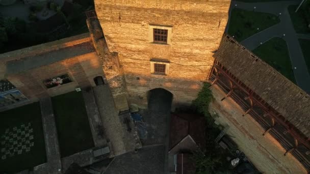 Castillo de Lutsk. La torre principal al amanecer. Mañana de verano. — Vídeo de stock