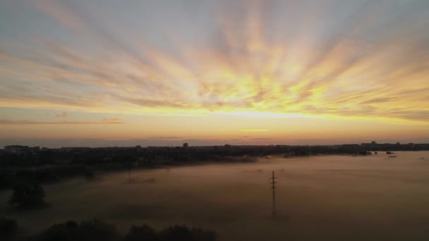 Niebla matutina de verano cerca de la ciudad de Lutsk. Vista aérea — Vídeos de Stock