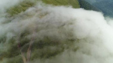 Gemba Dağı 'nın üzerindeki sisten ayrılıyoruz. Ukrayna Karpat Dağları.