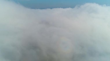 Sisin üzerinden Ukrayna Karpatları 'nın dağlarının tepesine uçun..