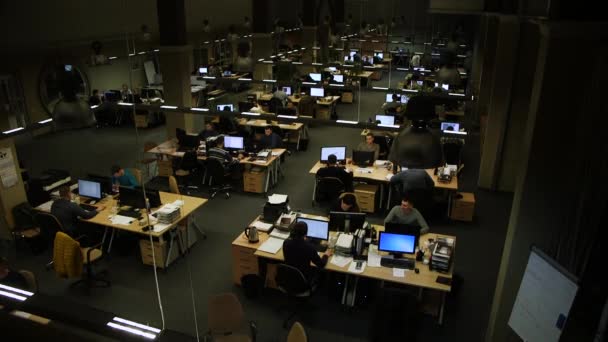 Stort kontor med mandlige medarbejdere siddende på arbejdspladser. – Stock-video