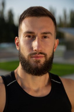 Genç bir erkek atletin yüzüne yakından bakın..