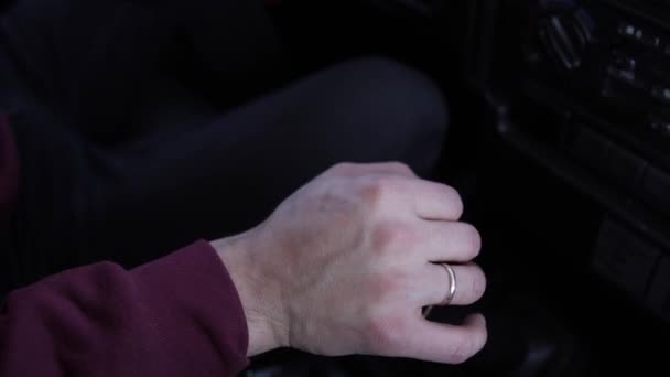 ドライバーの手は車のマニュアルトランスミッションのレバーをシフト. — ストック動画