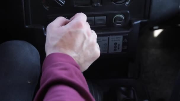 Mano femenina en la mano de un hombre, que está en una transmisión manual. — Vídeo de stock