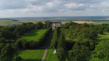 Pidhirtsi Kalesi 'ne uzun bir uçuş. Kalenin üzerinden uçun. Ukrayna.