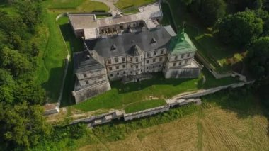 Pidhirtsi Kalesi üzerindeki uçuş St. Joseph Kilisesi manzaralı..