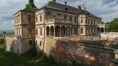 Yaz akşamları Pidhirtsi Kalesi 'nin hava manzarası.