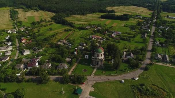 Vista aérea de la aldea ucraniana de Pidhirtsi. Iglesia de San José. Verano. — Vídeos de Stock