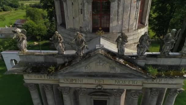 Iglesia de San José. Vuelo cerca de las estatuas de los apóstoles. Pidhirtsi. — Vídeos de Stock