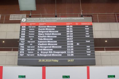 Moskova, Rusya - 25 Mayıs 2018: Kursky tren istasyonu, uzun mesafe tren kalkış zamanlama ile Yönetim Kurulu.
