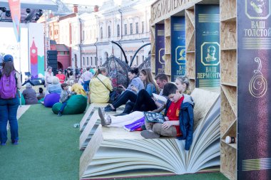 Moskova, Rusya, 02 Haziran 2018: açık kitap Fuarı, Moskova - kitap festival big Red meydanında. İnsanlar okur bir kitap sadece bir kitap Festivali satın