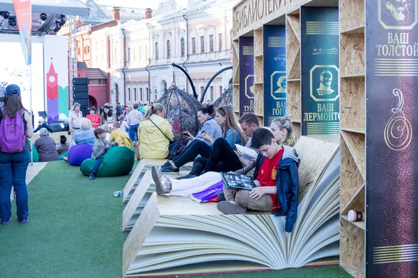 Moskova, Rusya, 02 Haziran 2018: açık kitap Fuarı, Moskova - kitap festival big Red meydanında. İnsanlar okur bir kitap sadece bir kitap Festivali satın