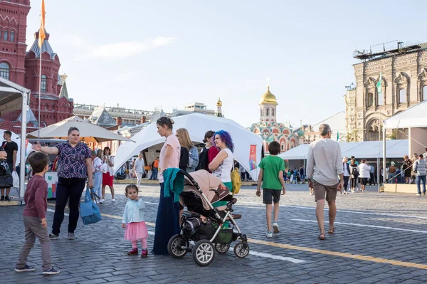 Moskova, Rusya, 02 Haziran 2018: açık kitap Fuarı, Moskova - kitap festival big Red meydanında