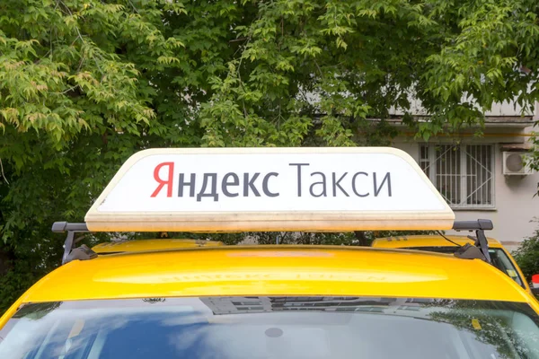 Moskova Rusya Haziran 2018 Yandex Taksi Işareti Araç Çatı Üzerinde — Stok fotoğraf