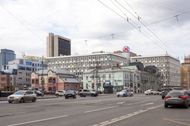 Moskova, Rusya - 28 Nisan 2018: Binalar ve evler Mira Avenue bulutlu günde. Mira Avenue Kuzey Moskova büyük bir cadde.