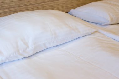 Taze yatak, otel odasında sahne hazır. Yatay 