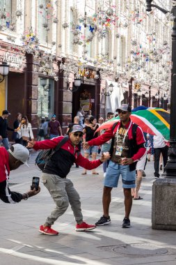 Moskova, Rusya - 02 Temmuz 2018: Dünya Kupası 2018, futbol taraftarları Moskova Nikolskaya sokaklarında farklı ülkelerden. FIFA Dünya Kupası, dünya 2018.