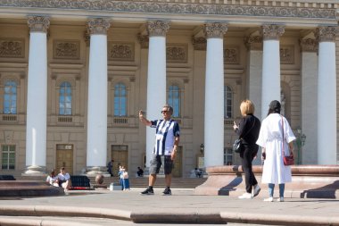 Moskova, Rusya - 02 Temmuz 2018: Turist Bolşoy tiyatro resimleri alır. Uluslararası FIFA Dünya Kupası 2018 yılında Mosco süre