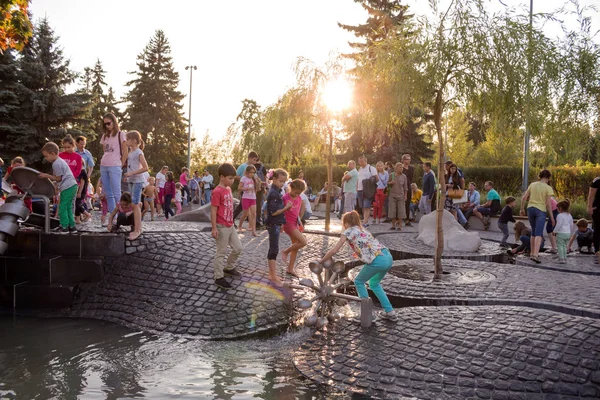 Москва Россия Сентября 2018 Года Дети Современной Детской Площадке Парке — стоковое фото