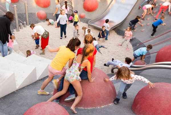 Moscú Rusia Septiembre 2018 Los Niños Parque Infantil Moderno Parque — Foto de Stock