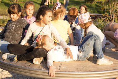 Moskova, Rusya - 15 Eylül 2018: Çocuk Gorki Park modern çocuk oyun.
