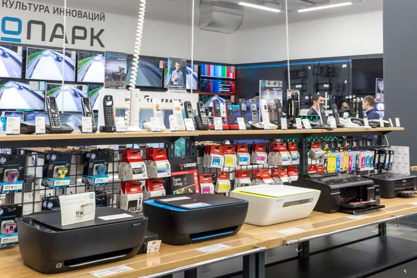Rusya, Moskova, Mart 2018: Teknopark, ev aletleri ve elektronik dükkanı. Yazıcılar; kartuşlar; sarf malzemeleri.